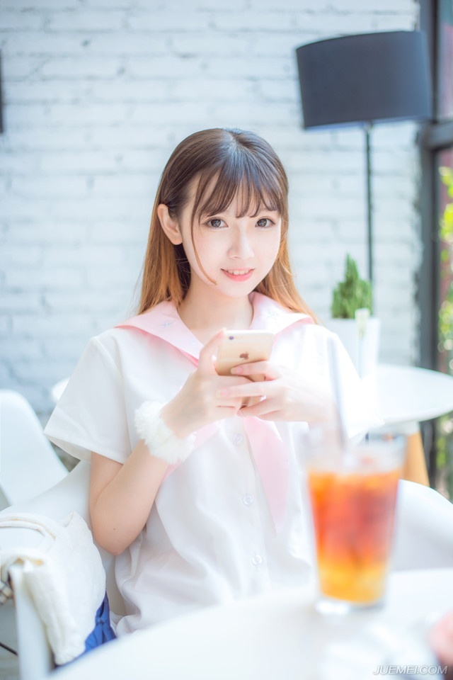 “将军，我等敬佩您为人，只是……”王累次子此刻抬起头来，认真的看向张任：“君无道，臣子弃之，如今刘璋昏庸，内行暴政，迫害臣子，做出君辱臣妻这等败德之事，君既已失其节，我等臣子又何必追随于他？望将军三思！刘璝将军不是第一个，也绝不是最后一个！您杀不完的！”